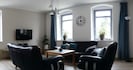 Wohnzimmer, Sitzgarnitur, TV und Musikanlage