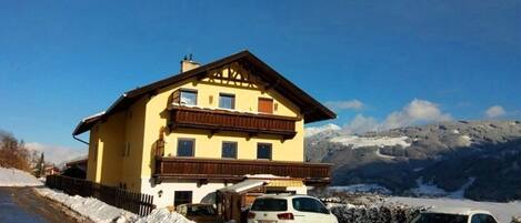 Dein, Apart- Chalet GletscherGlück im Winterparadies. Stubai - Tirol - Austria.