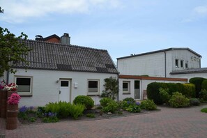 Vorderansicht mit Garten und eigenem PKW-Stellplatz vor dem Haus