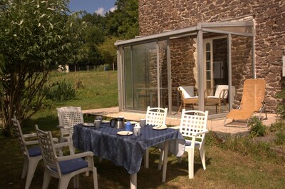 NORMANDY: Family-friendly apartment with a large garden and animals
