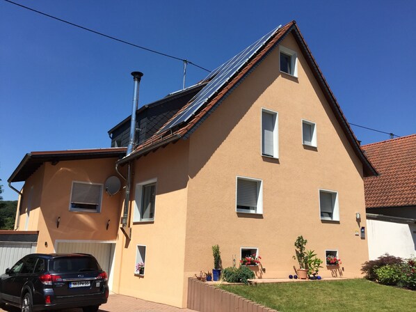 Unser Haus mit der Ferienwohnung im 1. OG