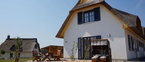 Strandkorb und Grill direkt am Ferienhaus 