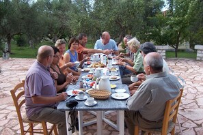 Frühstück im Hof
