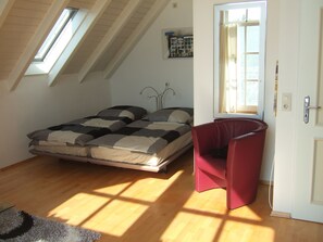 Bett 2 x 90 x 200 cm  im Loftzimmer 
Betten können auseinander geschoben werden