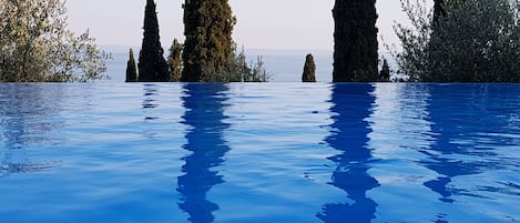 Infinity Pool - Gardasse im Hintergrund