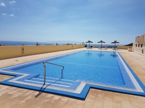 Große Poolanlage mit Sonnenliegen lädt zum Baden ein