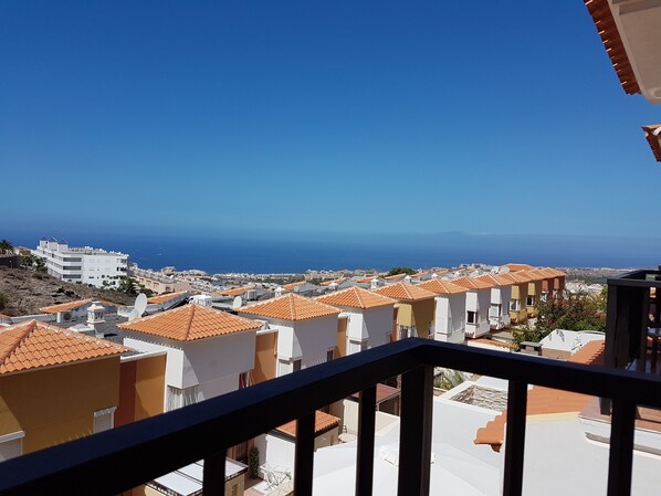 Traumhafter Ausblick von der Terrasse zur Nachbarinsel La Gomera