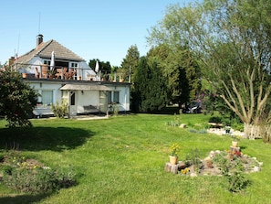 Vorgarten mit Haus