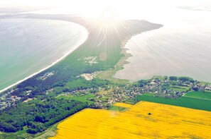 Oastseebad:
Feiner, breiter Sandstrand, die Schaabe, und flach abfallendes Wasser versprechen für Kinder und Erwachsene einen herrlichen Badespaß. Unsere Ferienwohnung in schöner Ortslage im alten Fischerort Breege-Juliusruh, auf der reizvollen Halbinsel Wittow-  ist genau der richtige Ort für Ihre Ferien auf Rügen in der natürlichen Idylle unserer Ostseeinsel.