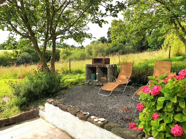 Privater Grillplatz unter Bäumen