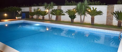 pool bei nacht