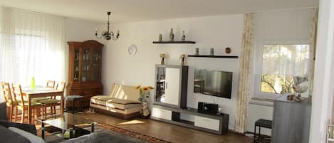 Livingroom with 43" Smart HD TV