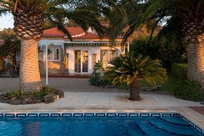 Terrassenbereich  vor dem Pool und Eingang zum Wintergarten 