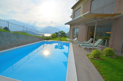 Pasiva casa A + con piscina y fantásticas vistas al lago y a la montaña