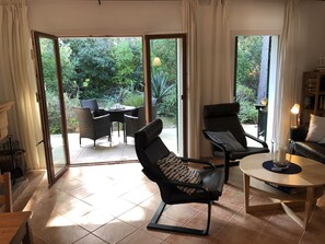 Wohnzimmer mit Blick in den Garten 