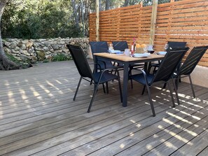 Neue Terrasse mit Sitzplatz und Liegen 