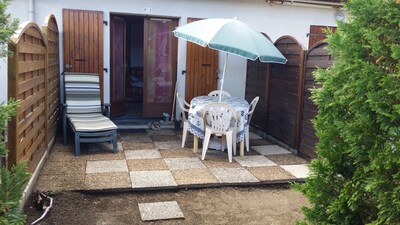 Terrasse ombragée
Salon de jardin avec un transat