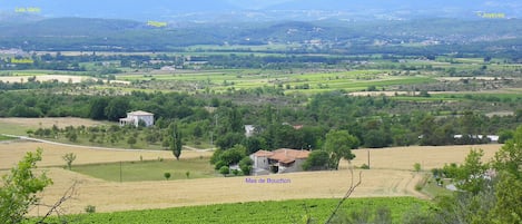 Photos de localisation  du gite dans le paysage
 repère des localitées
voisine