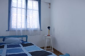 Petite chambre complémentaire RDC. Chauffe eau dans cette chambre