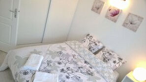 Une chambre au calme , matelas confortable, linge fourni,  grand placard