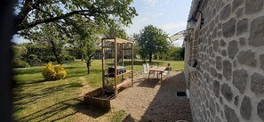 Terrasse principale avec mobilier 