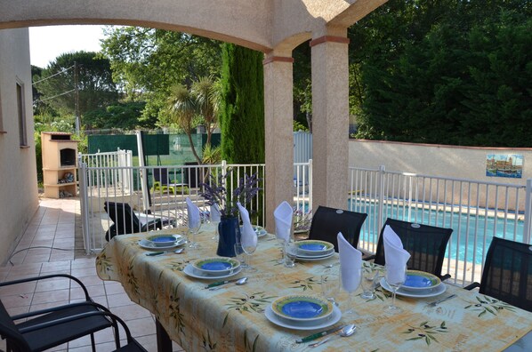 Terrasse avec toit rétractable.