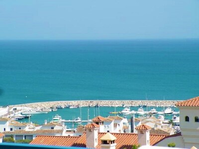 MAGNIFICENT VIEW - ANY COMFORT - AC - WIFI - TV SAT - NEAR BEACH AND MARINA