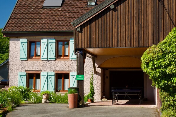 Une vieille ferme au coeur du village abrite le gite.