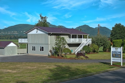 Maplehurst Farm Guest House Top Floor, Spectacular Views Of Mt Baker/Farmland