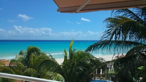 Aussicht vom Balkon mit Sonnenstoren