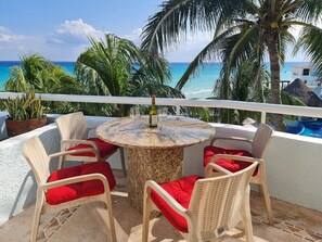 Table for 4 at the balcony with ocean view
