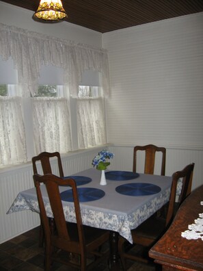 Sunrooom with seating for 8