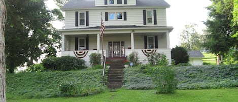 Shoff-Read Central Pennsylvania Century Farmhouse Vacation Rental