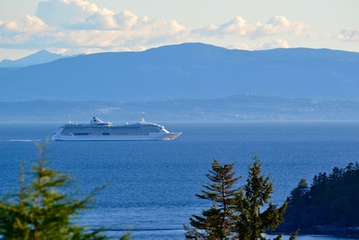 New! Modern, Ocean View, 2-bedroom Suite - Sechelt, Bc