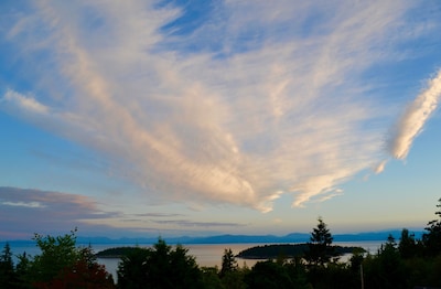 New! Modern, Ocean View, 2-bedroom Suite - Sechelt, Bc