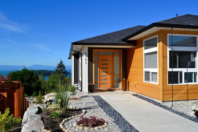 New! Modern, Ocean View, 2-bedroom Suite - Sechelt, Bc