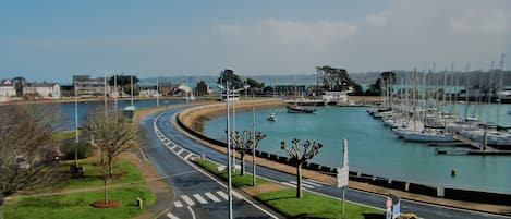 le port , le bassin ,  la mer