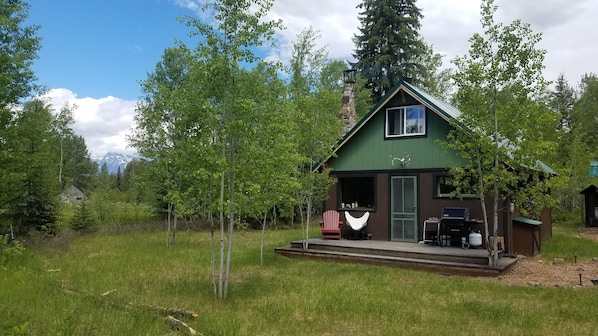 Lovely front porch for grilling and relaxing in the western exposure...