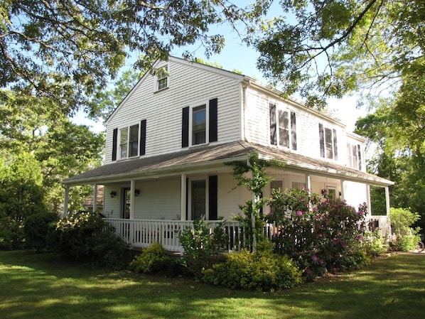 Enjoy this colonial 1 1/2 miles from town!