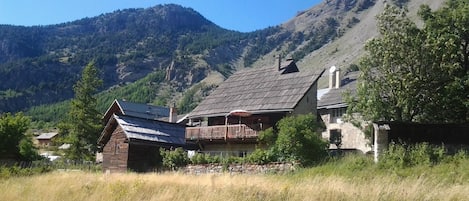 Chalet typique du brianconnais ,rénové dans les traditions locales tout confort