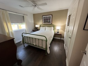 bedroom 2
queen bed