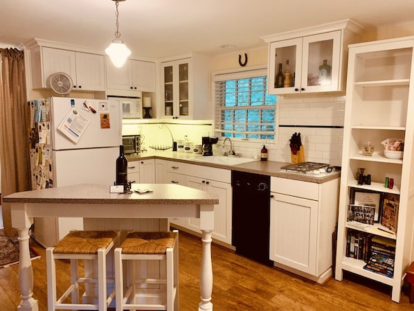 Well appointed kitchen with great layout!