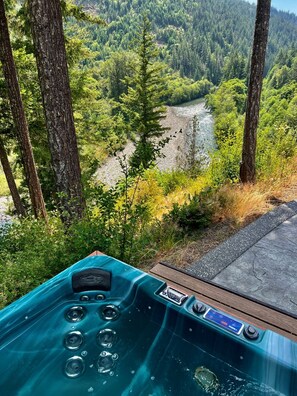 Hot tub with stunning view of the Elwha River
