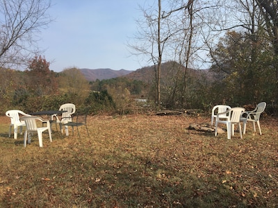 Serenity Views Bungalow - 15 minutes to Asheville, Weaverville, Parkway & Golf!