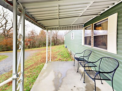 Serenity Views Bungalow - 15 minutes to Asheville, Weaverville, Parkway & Golf!