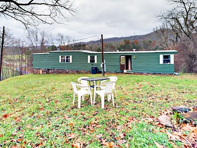 Serenity Views Bungalow - 15 minutes to Asheville, Weaverville, Parkway & Golf!