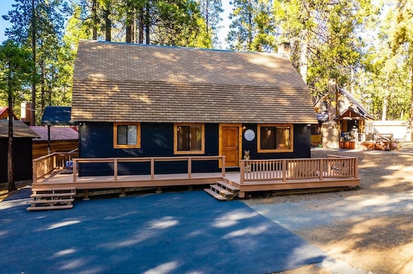 Welcome to The Elderberry Retreat! We believe in unbeatable amenities and service.

We believe in unbeatable service, communication, and amenities! Stay with us! @thecabinhost 

See our virtual tour on YouTube

https://youtu.be/3z2rbm7yMFM