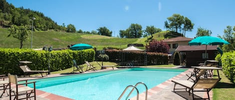 Piscine privée 12 x 5 mètres situé dans la campagne toscane