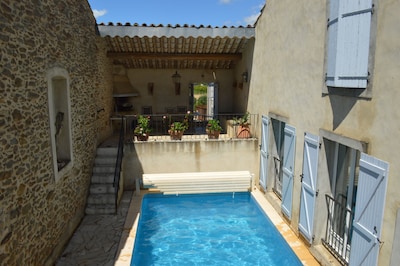 Luxury house, heated pool sleeps 8 airconditioned in typical winegrowing village