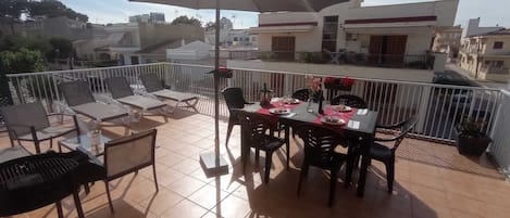 Gran terraza para tomar el sol, cenar y pasar veladas increibles